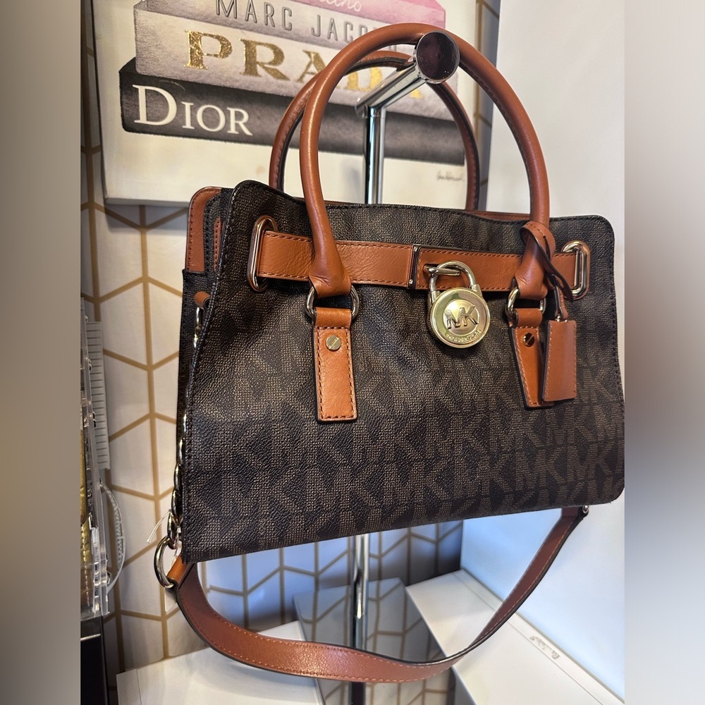 EUC. Like New Michael kors signature Hamilton satchel. Tiny pen mark. Dust bag